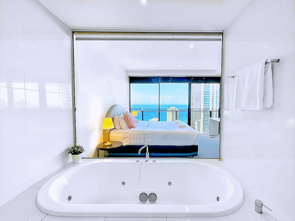 Luxury Apartment, 1.5 Bedroom, Kitchen, Ocean View photo 3