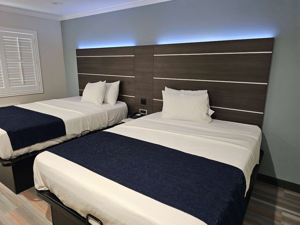 Room, 2 Double Beds, Non Smoking - Photo 6