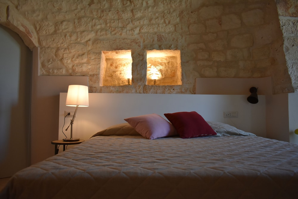Comfort Room, 1 King Bed, Courtyard View photo 2