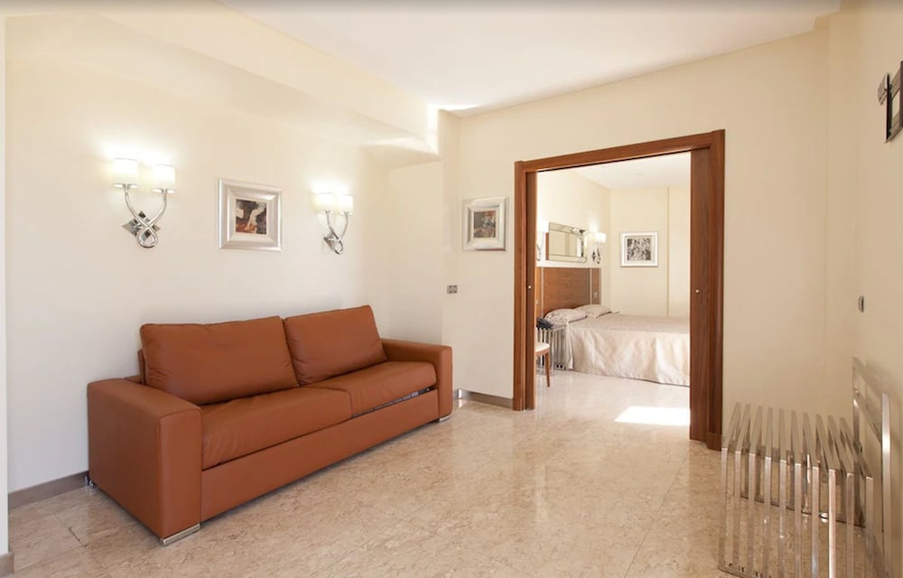 Triple Room (Two beds and sofa bed) - Photo 1