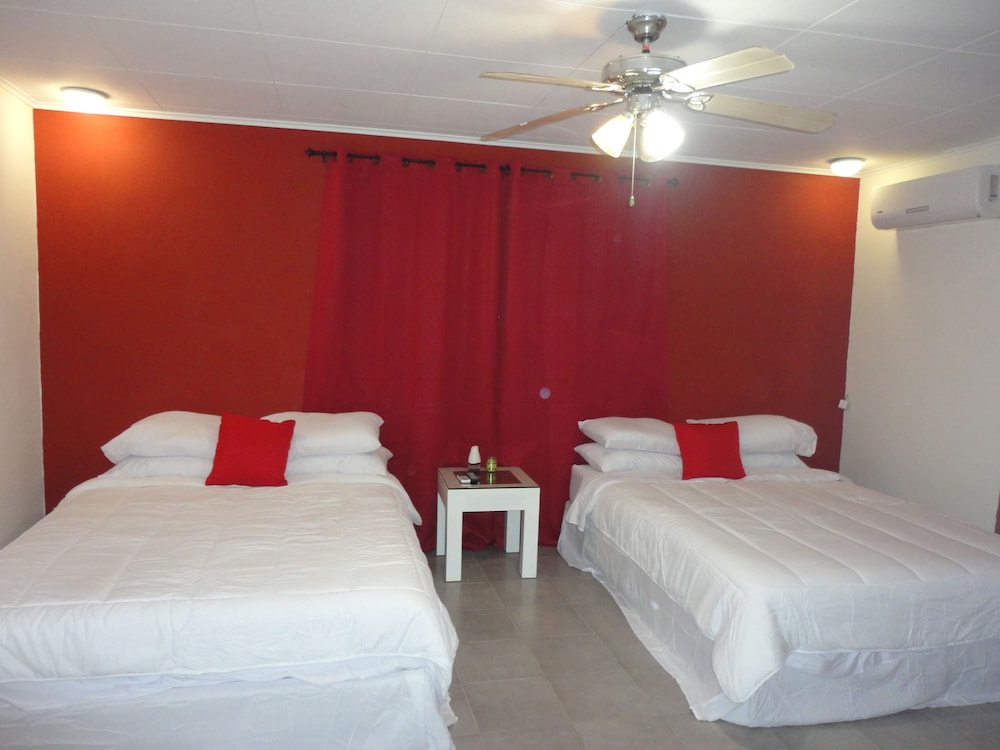 Quadruple Room, 2 Queen Beds photo 2