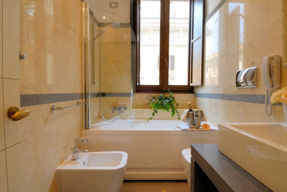 Deluxe Double or Twin Room thumbnail 6