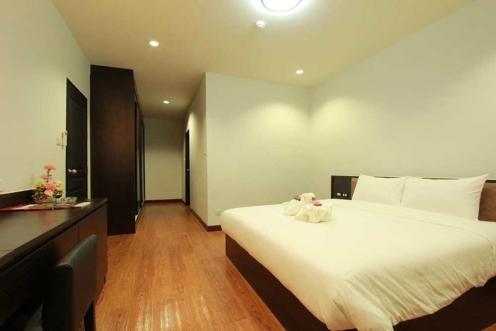 Deluxe Studio, 1 King Bed photo 3