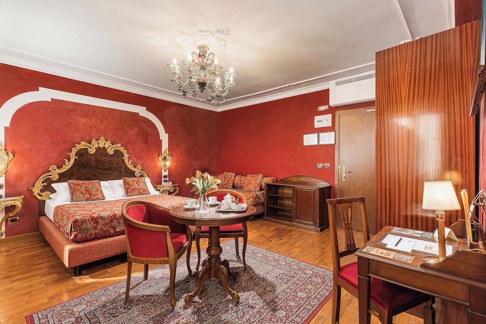 Family Room (Gold)