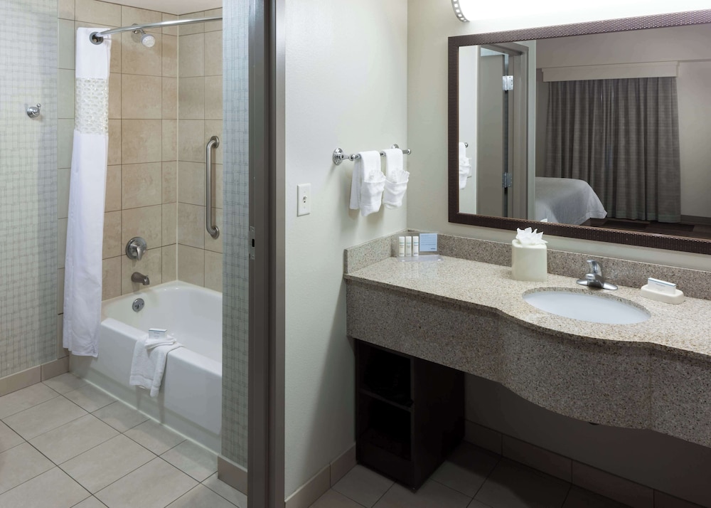 Studio, 1 King Bed, Hearing with Accessible Tub, Non Smoking - Photo 5