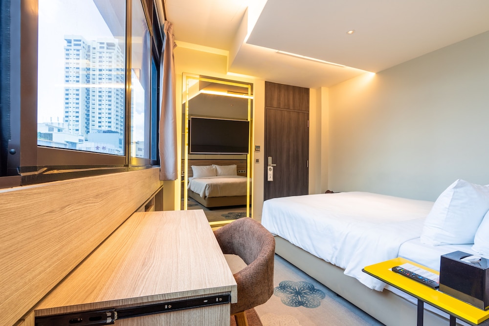 Deluxe Double Room, City View photo 3