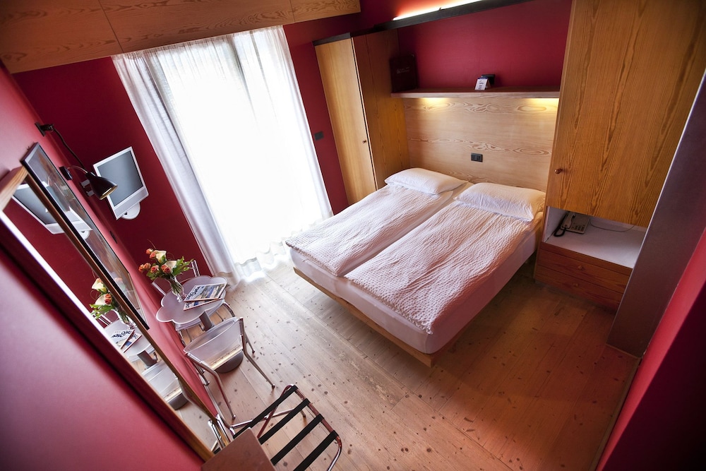 Double Room, 1 Queen Bed, Balcony, Pool View (Vista Giardino Frontale) photo 2