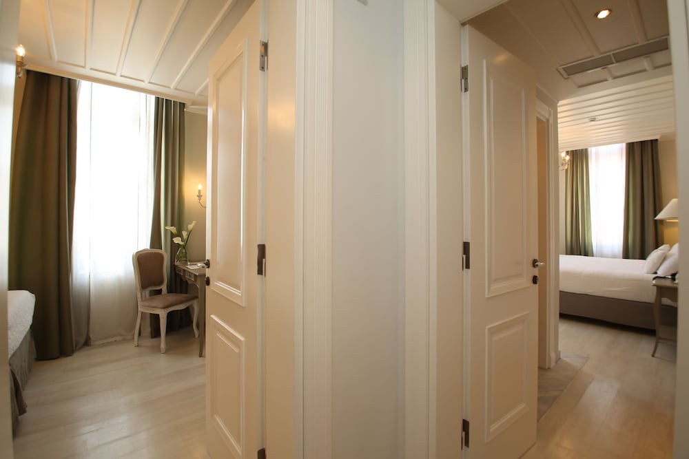 Suite (Ostria) --> Suite (Ostria)