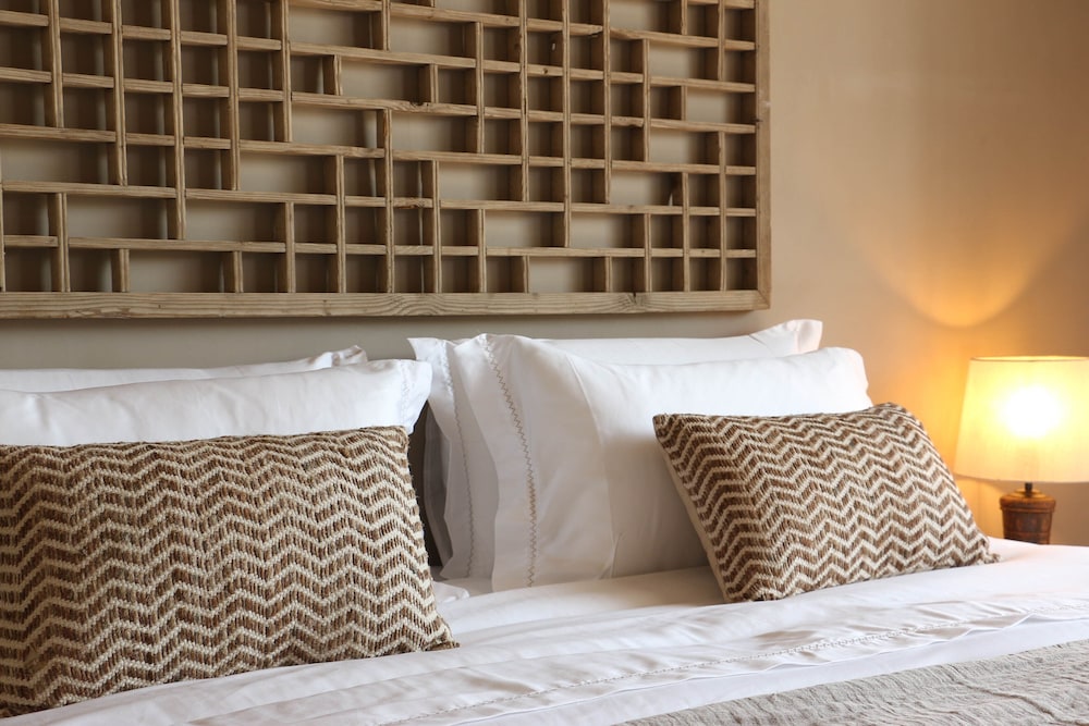 Signature Room, 1 Queen Bed, Balcony, Garden View, photo 6