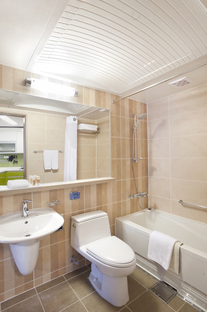 Suite, 1 Bedroom - Photo 2