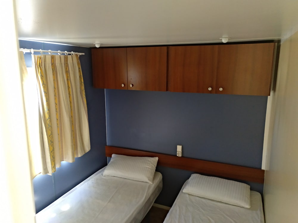 Basic Mobile Home, 2 Bedrooms photo 2