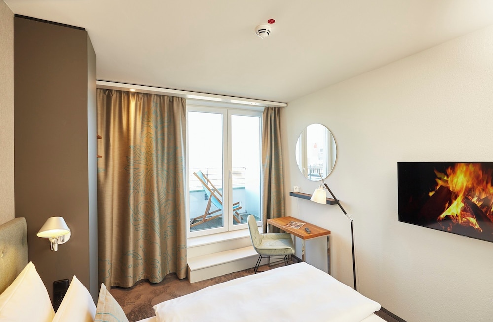 Standard Room, 1 King Bed, Balcony photo 2
