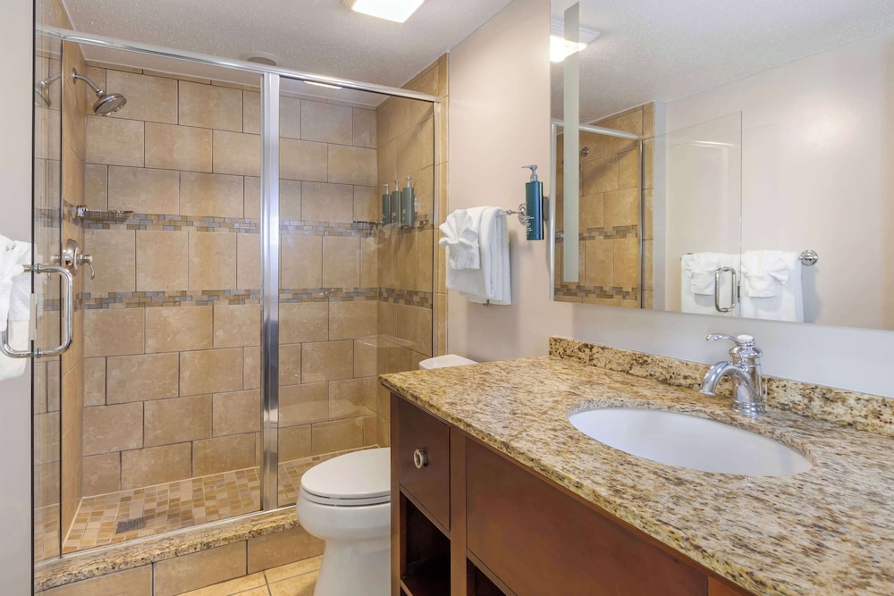 2 Bedroom, 1 King & 2 Double Oceanfront Suite - Photo 3