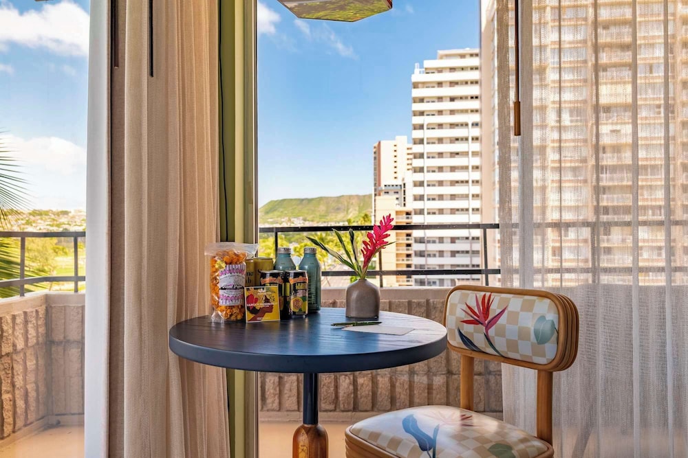 Premium Room, 1 King Bed, Corner (with Lanai, View) - Photo 4