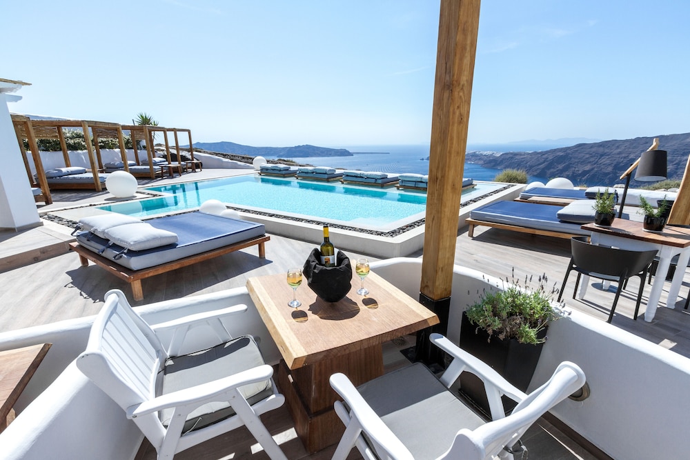 Deluxe Suite with Plunge Pool & Caldera View - Photo 13