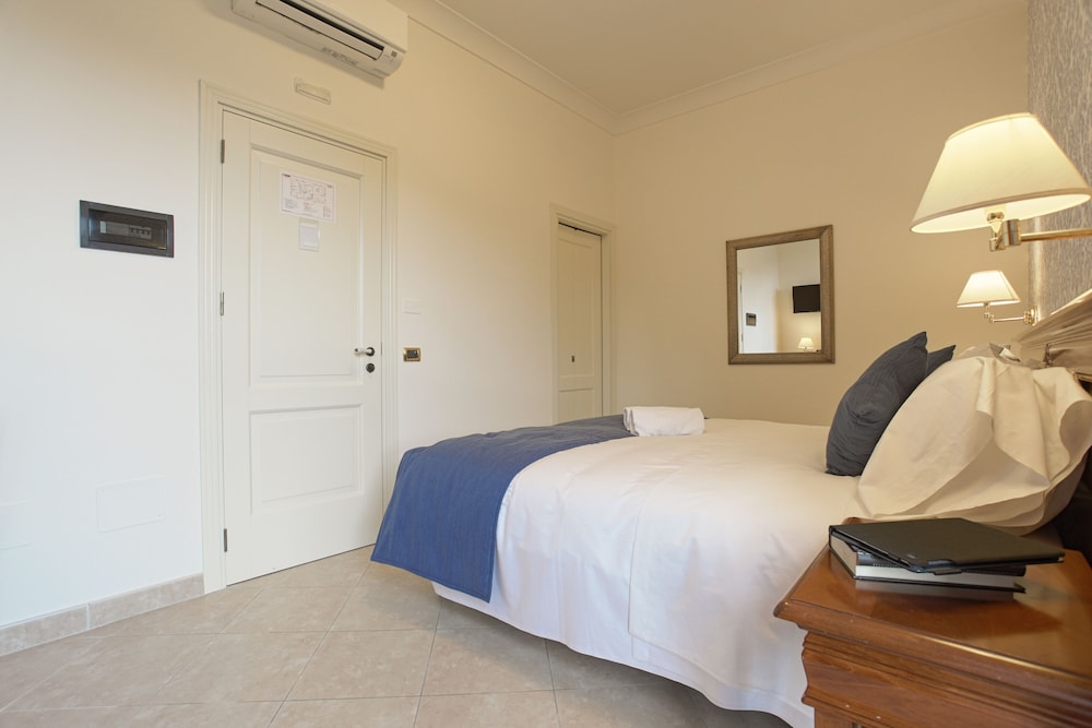 Classic Double Room Single Use photo 3