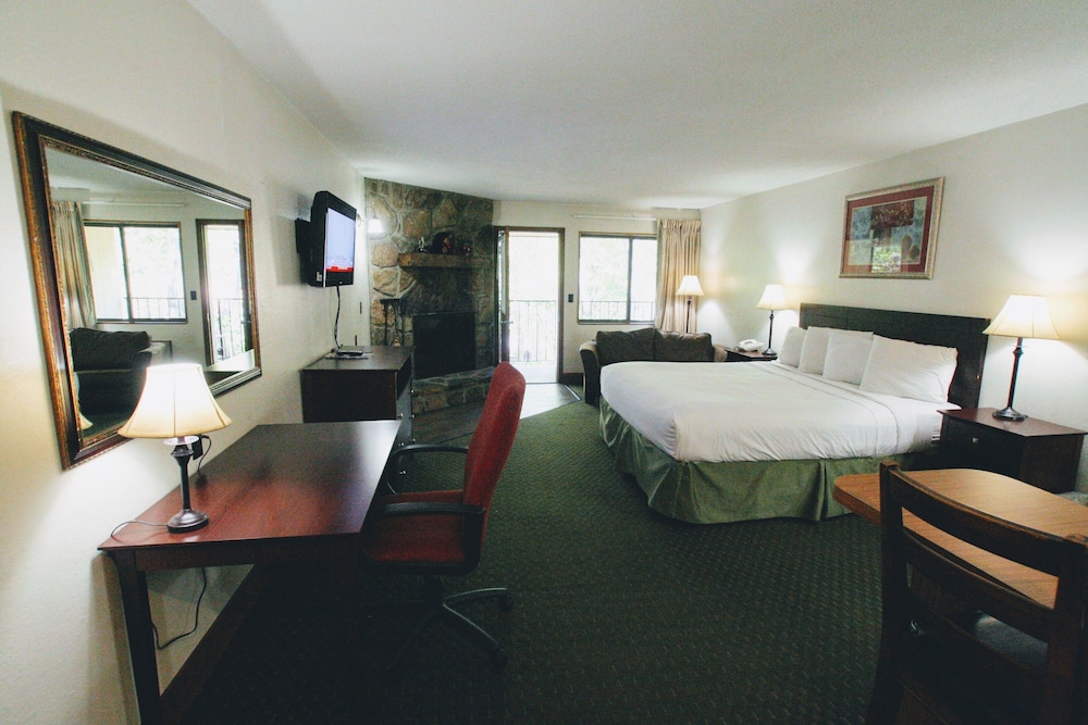 Riverside Deluxe King with Fireplace. photo 2