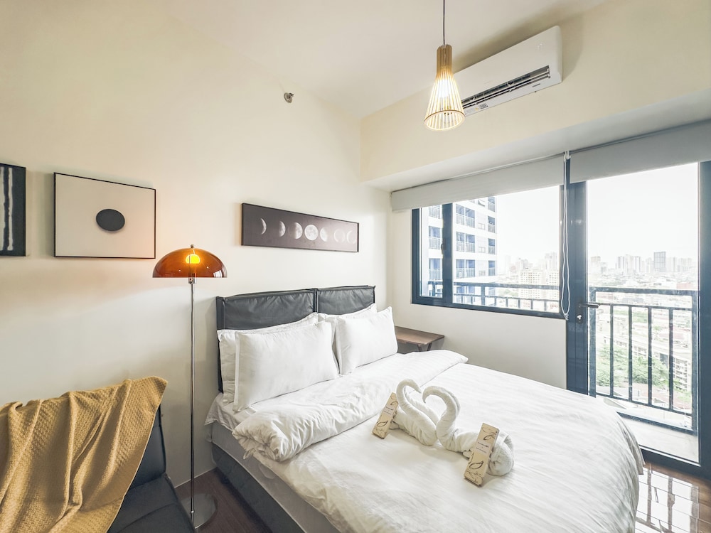 Design Triple Room, 1 Queen Bed with Sofa bed, Balcony, City View photo 2