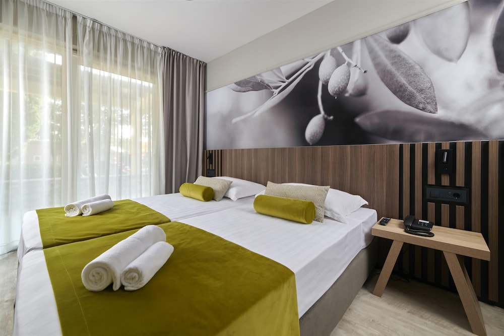 Classic Room with balcony pool side photo 2