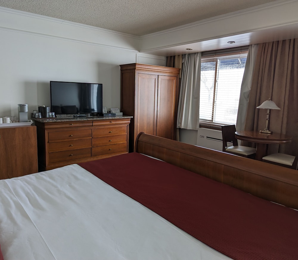 Superior Room, 1 King Bed photo 3