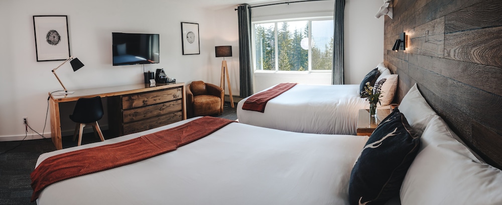 Room, 2 Queen Beds, Mountain View photo 1