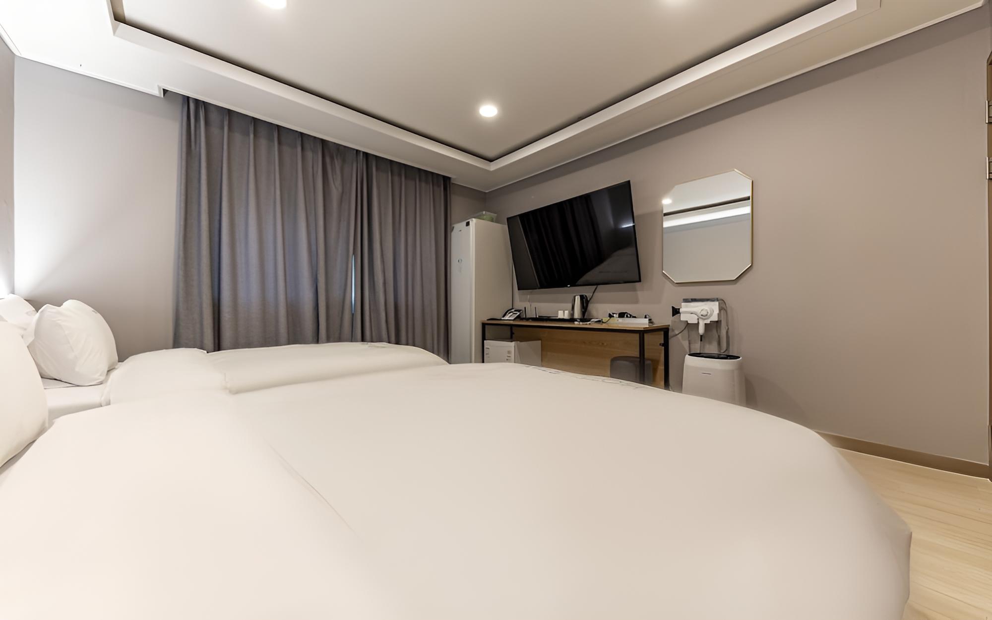 Room (Deluxe Twin (Duck Down Bedding) (4KUH) - Photo 3