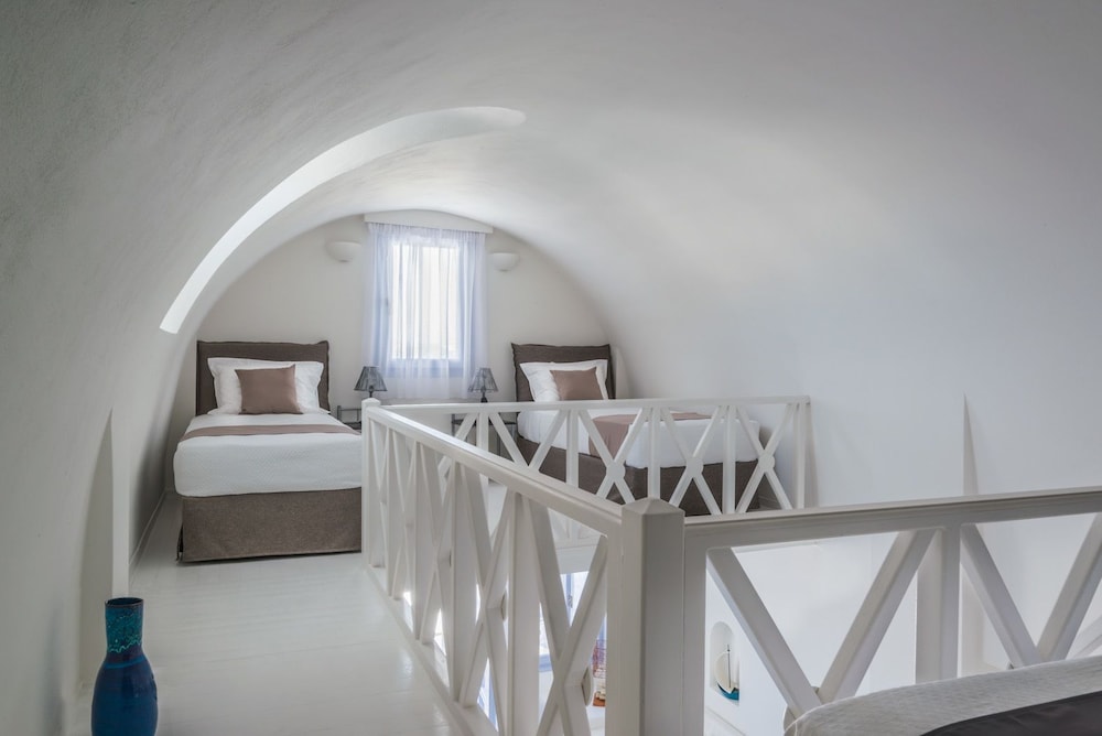 Superior Suite with Private Heated Plunge Pool and Caldera View
