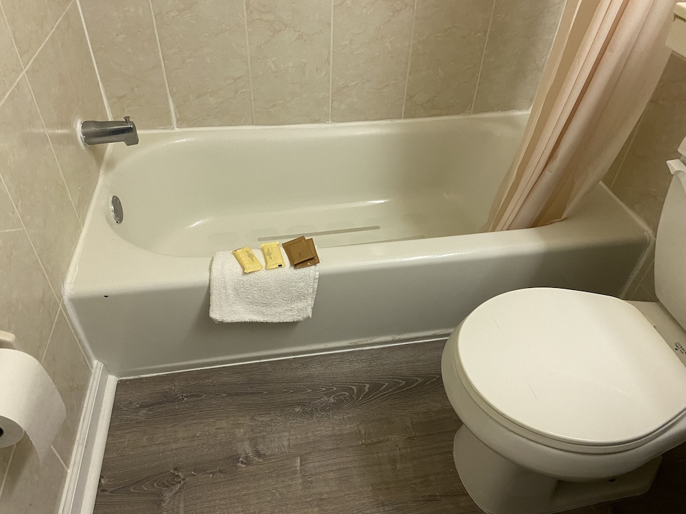 Basic Room, 1 King Bed, Smoking - Photo 11
