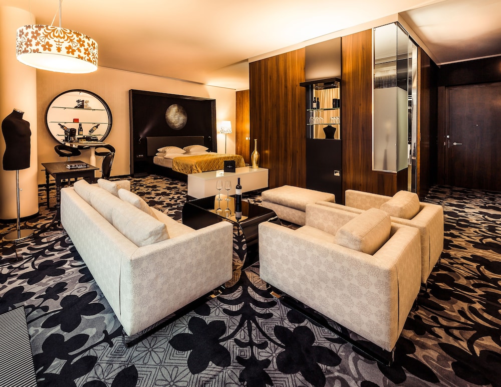 Junior Suite Deluxe (partial river view) photo 3