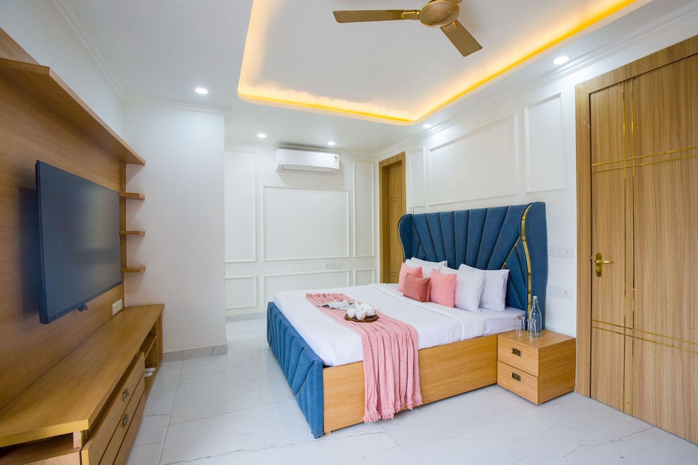 Classic Room, 1 King Bed, Accessible Bathtub, Balcony