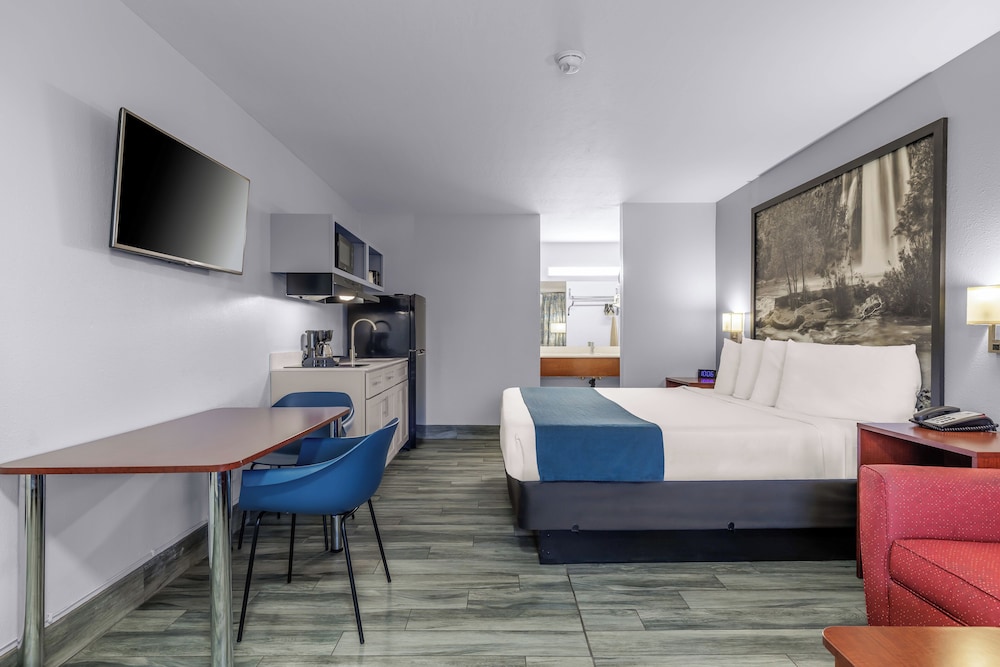 Suite, 1 King Bed, Non Smoking - Photo 1