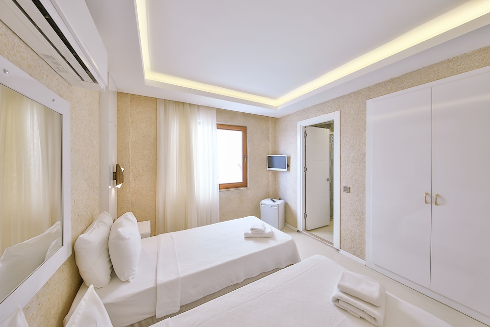 Economy Twin Room (No Balcony, No View, Facing Wall) photo 1