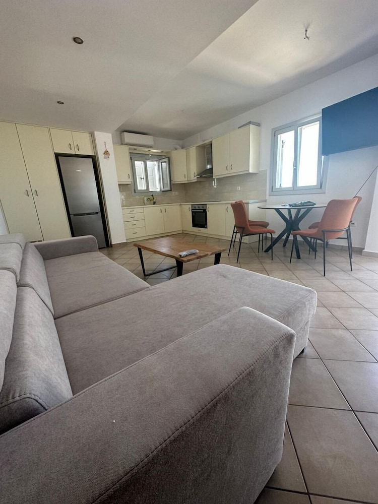 Family Apartment 2-bedroom Partial Sea View