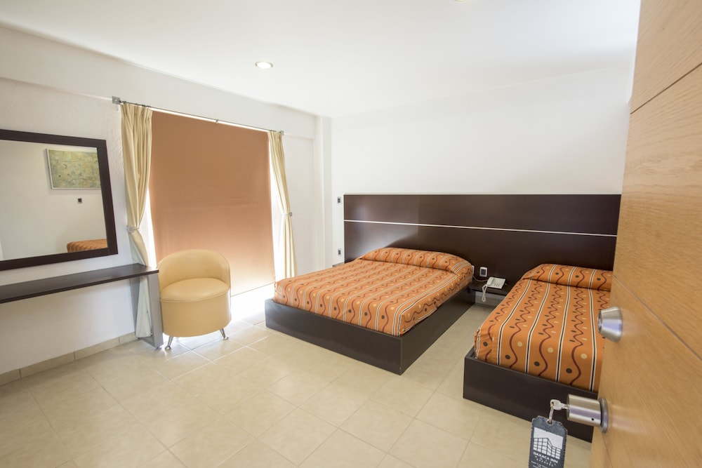Standard Double Room, 2 Queen Beds photo 2