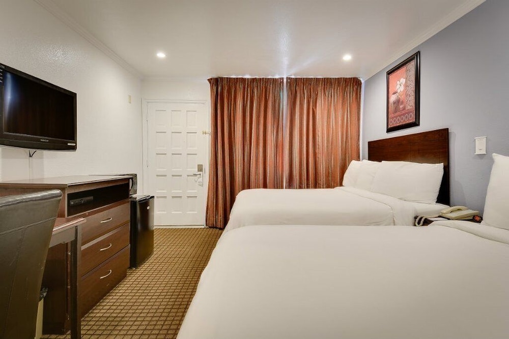 Standard Room, 2 Queen Beds, Non Smoking photo 3