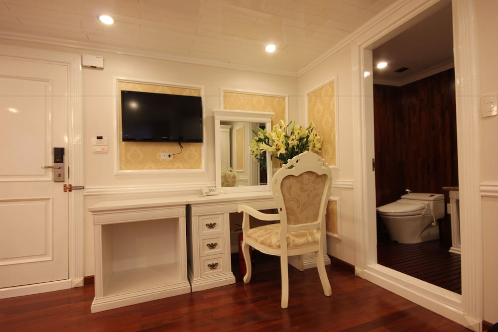 Junior Double or Twin Room, 1 Double or 2 Twin Beds, Bathtub, Ocean View photo 3