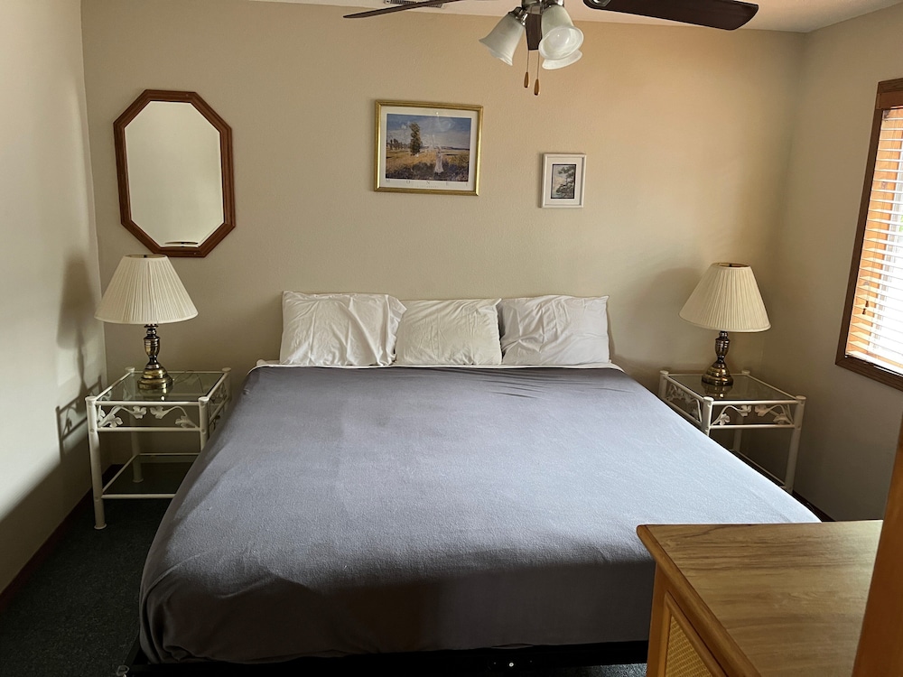 Family Cottage, 4 Bedrooms, Fireplace, Lake View