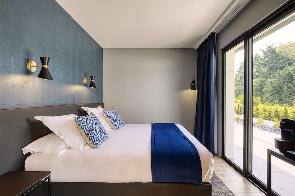 Deluxe Suite, 1 King Bed, Non Smoking, Golf View (with Sofabed) - Photo 3