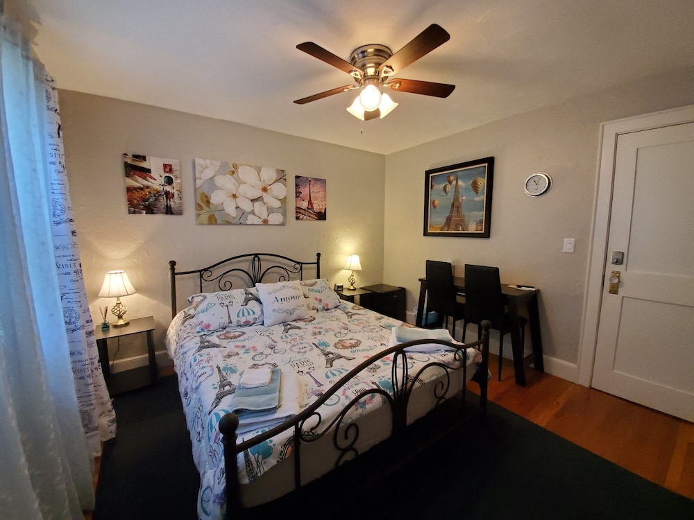 Paris (Queen room with Shared bathrooms) photo 2