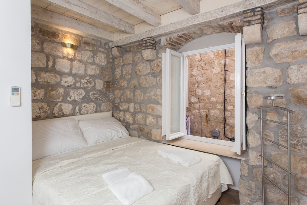 Studio Apartment (1st floor)