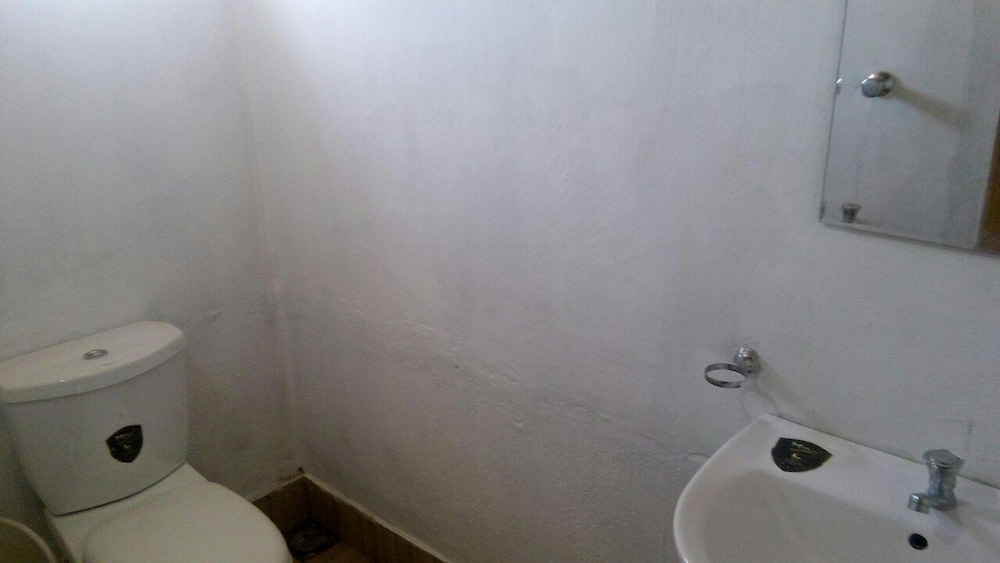 Basic Triple Room, 2 Double Beds, Garden View photo 2