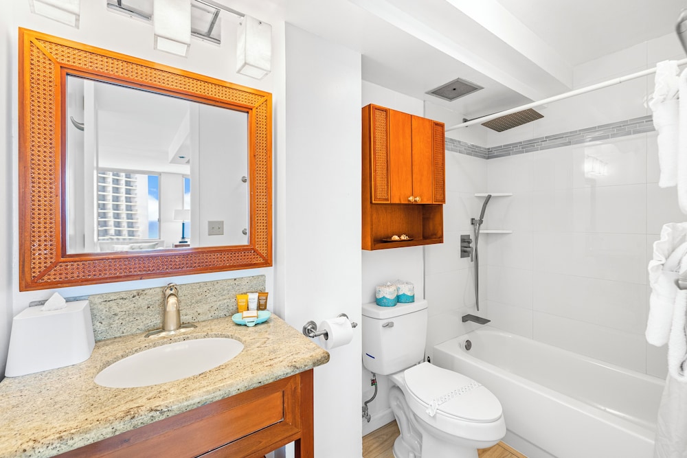 Pacific Monarch - 1 BR - Ocean & City Views: Romantic Suite, 1 Bedroom, Balcony, Ocean View (0103) photo