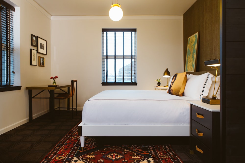 Premium Room, 1 King Bed, Accessible Bathtub (Mobility, Roll-In Shower)