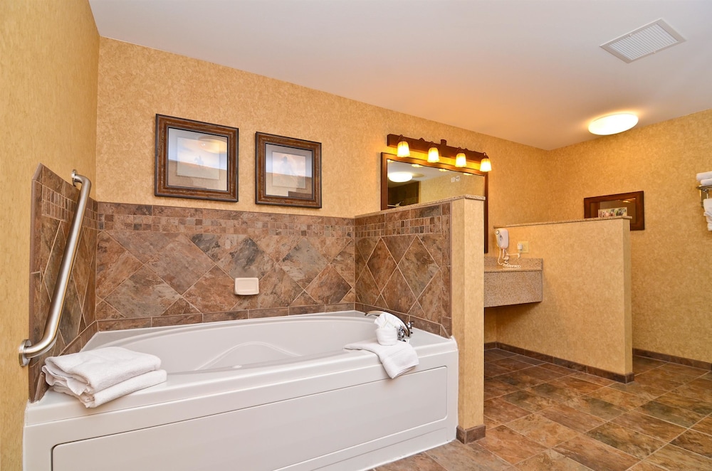 Suite, 1 King Bed, Non Smoking, Jetted Tub (with Sofabed) - Photo 3