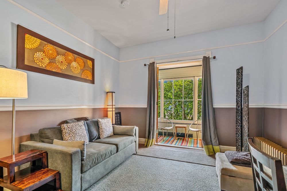 Deluxe Suite, 1 King Bed, Terrace photo 3