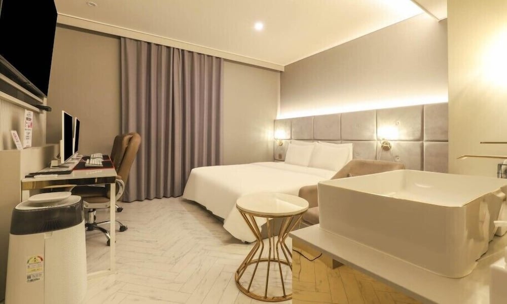Deluxe Double Room, City View
