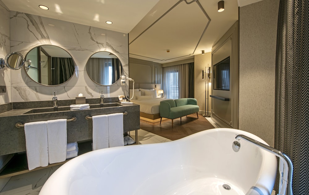 Corner Park Room