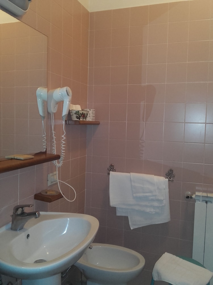 Double Room - Photo 7