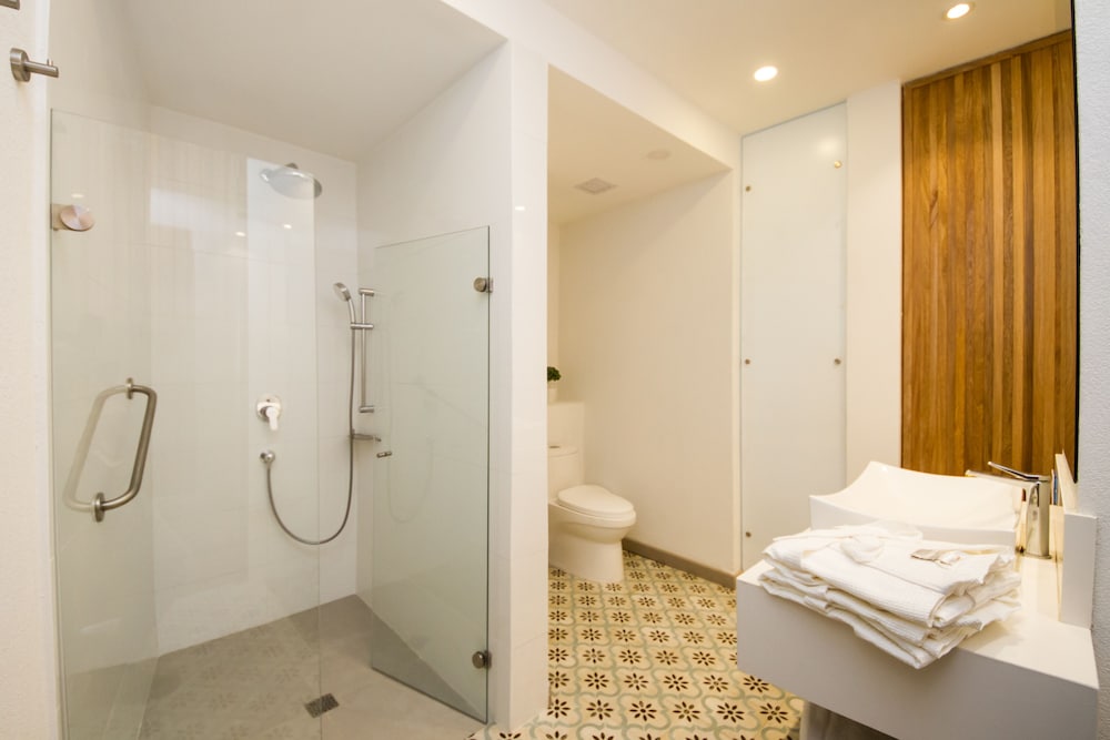 Suite - Photo 3