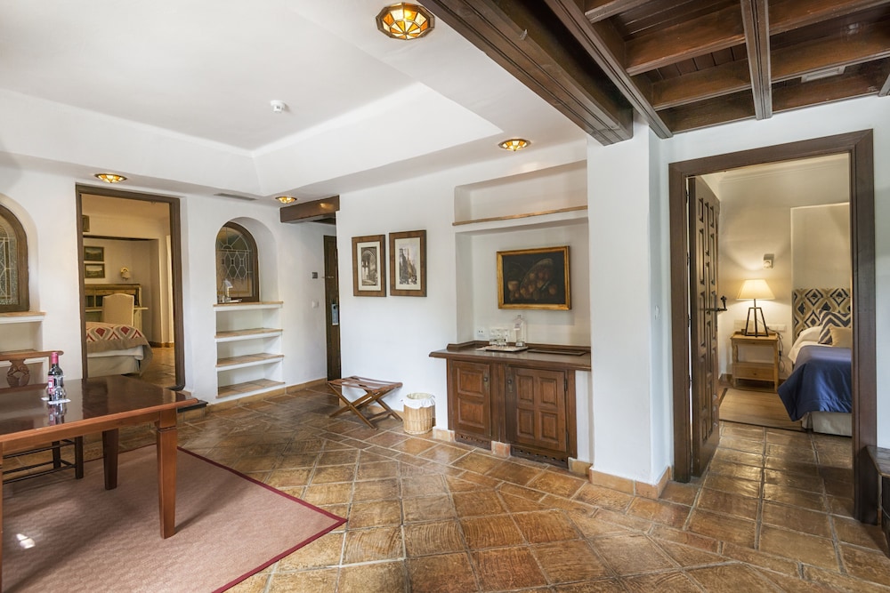 Family Suite (Deluxe 2 Rooms)